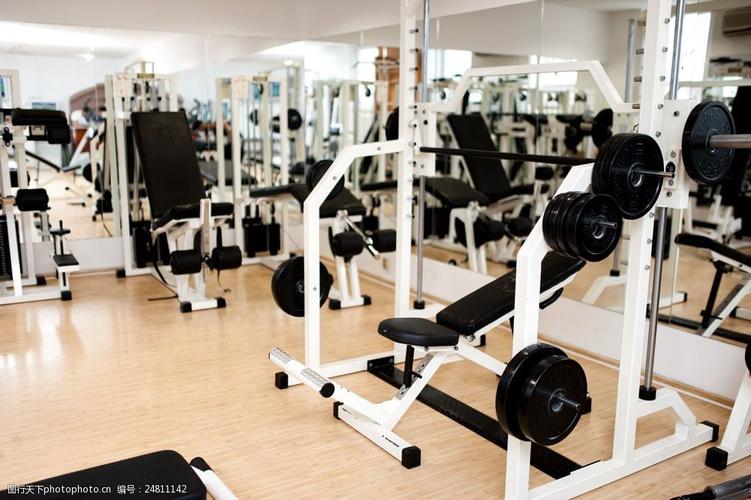 健身房里的健身器材图片